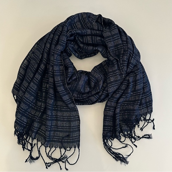 Calvin Klein | Classic Navy & Silver Scarf / Shawl / Wrap - Picture 11 of 16